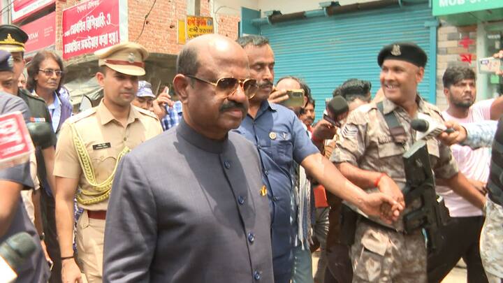 এদিন রাজ্যপাল বলেন,'গণতন্ত্রের পাহারাদারের হাতে যেন মৃত্যুঘণ্টা না বাজে। খুনের রাজনীতি, ভয়ের রাজনীতি, হুমকির রাজনীতি দূর হওয়া দরকার। এটা ভারতের সংবিধান, গণতন্ত্রের কাছে বড় চ্যালেঞ্জ। যা ঘটছে তা অত্যন্ত উদ্বেগজনক।'