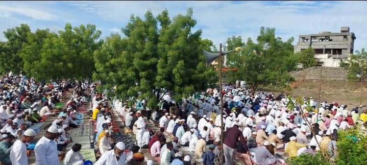 सोलापुरातल्या होटगी रोडवरील आलमगीर ईदगाह समोर सकाळी नऊ वाजताच्या सुमारास हजारो मुस्लिम बांधवांनी नमाज पठण केलं.