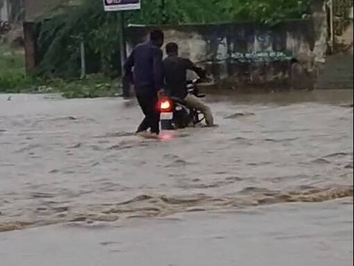 heavy rain falls updates in Arvalli district in bayad aravalli Rain Update:બાયડમાં આભ ફાટ્યું, જીતપુર ગામ બન્યું તળાવ, જ્યાં જુઓ ત્યાં પાણી પાણી