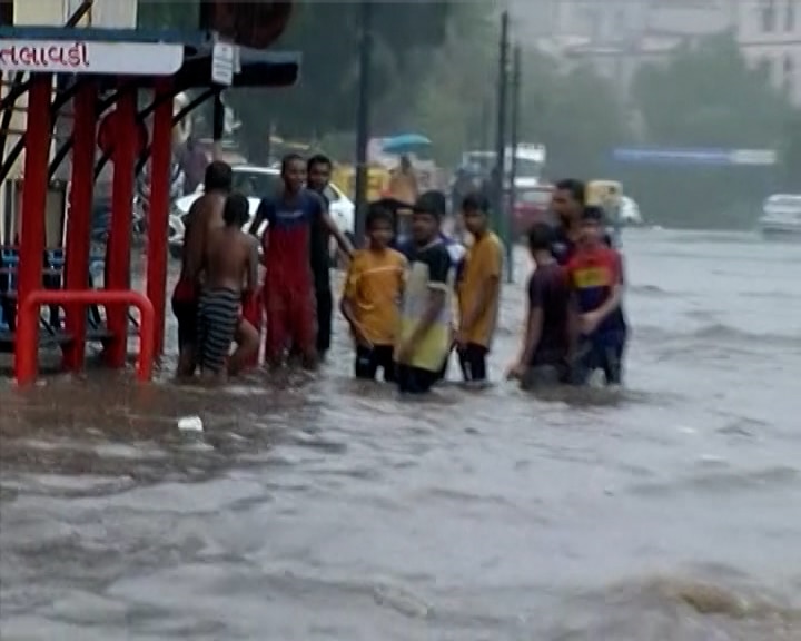 Rain update: અમદાવાદમાં ધોધમાર વરસાદ, આ વિસ્તારમાં ભરાયા ઘૂંટણસમા પાણી