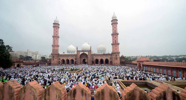 ईद-उल-अधानिमित्त ऐतिहासिक जामा मशिदीत मुस्लिम बांधवांनी नमाज अदा केली. यावेळी मुस्लिम बांधव सामुहिक नमाज पठण करताना दिसले.