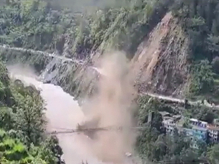 Heavy Rain Triggers Landslide On Badrinath Highway, Hundreds Of Tourists Stranded. WATCH