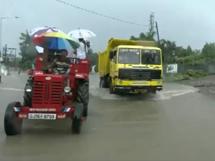 Gujarat Heavy Rainfall Causes Waterlogging Roads Of Navsari South Gujarat Weather IMD Says More Rain Expected Gujarat: Heavy Rainfall Causes Waterlogging At Several Places,  IMD Forecasts More Rain