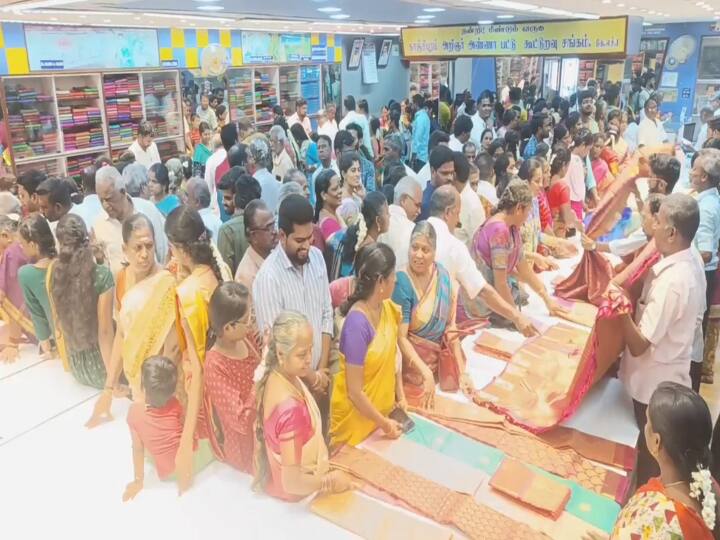 Varapirai Mugurtha day, married couples gathered with their own ties to buy silk sarees in Kancheepuram வளர்பிறை முகூர்த்தம்..! பட்டு சேலை வாங்க குவிந்த மக்கள்.! திணறிய காஞ்சிபுரம்..!