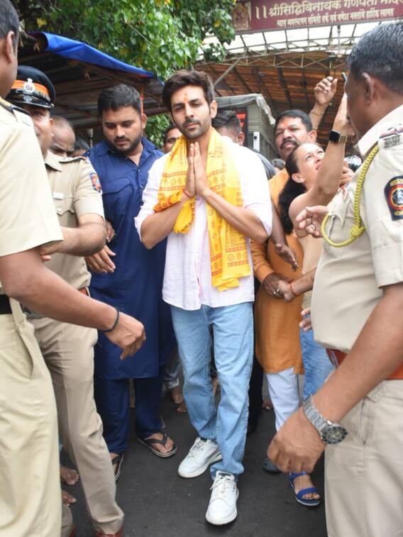 Kartik Aaryan Seeks Blessings At Siddhivinayak Temple As 'Satyaprem Ki Katha' Releases
