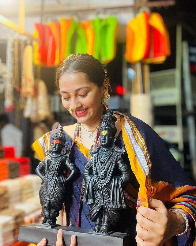 તેના ચહેરા પરનું સ્મિત સ્પષ્ટપણે દર્શાવે છે કે Anagha  ખૂબ જ ખુશ છે અને ભગવાનની ભક્તિનો આનંદ માણી રહી છે અને મનોરંજન ઉદ્યોગમાં પાછા ફરવાનો તેનો કોઈ ઈરાદો નથી.