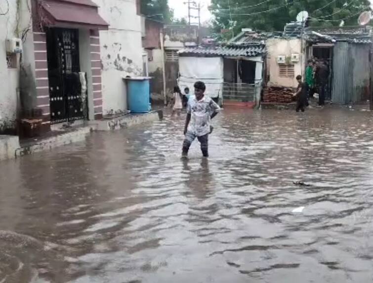 Gujarat Rain Two inches of rain in Bhavnagar, water entered houses in Kumbharwada area Gujarat Rain: ભાવનગરના આ વિસ્તારમાં ઘરોમાં ઘૂસ્યા પાણી, લોકોએ કહ્યું, નેતાઓ માત્ર મત લેવા જ અહીં આવે છે