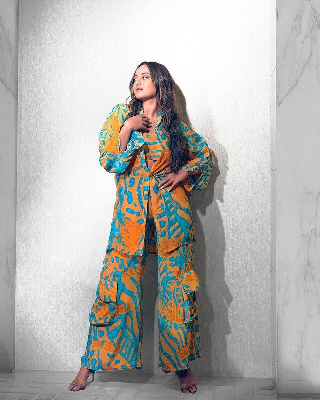 Sonakshi Sinha Photo: બોલિવૂડ સ્ટાર સોનાક્ષી સિન્હાએ હાલમાં જ સોશિયલ મીડિયા પર તેની લેટેસ્ટ તસવીરો શેર કરી છે. આ તસવીરોમાં અભિનેત્રી સિમ્પલ લુકમાં સુંદર લાગી રહી છે.