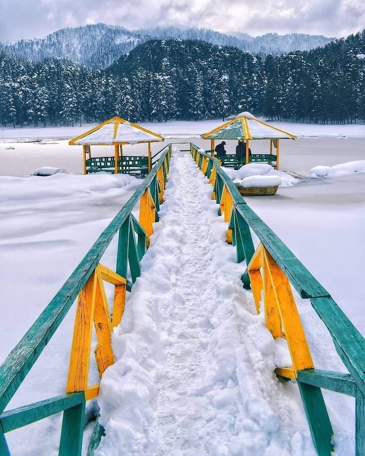 डलहौजी जाने के लिए आप दिल्ली से ट्रेन पकड़ सकते हैं. इससे आप बहुत कम खर्चे में ही डलहौजी पहुंच सकते हैं. स्लीपर क्लास में टिकट लेते हैं तो आपका काम 400- 500 में ही बन जाएगा.