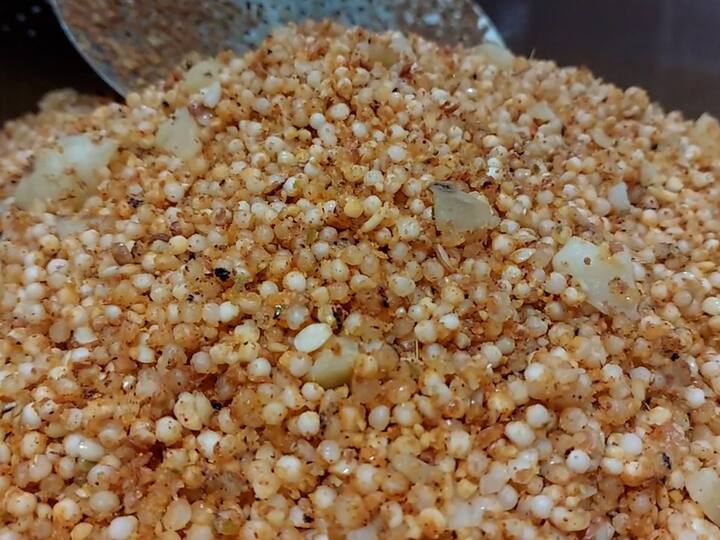 आज आषाढी एकादशी निमित्त शिर्डीत साईदर्शनासाठी येणाऱ्या भाविकांसाठी साई प्रसादालयात खास साबुदाणाच्या महाखिचडीचा प्रसाद देण्यात आला आहे