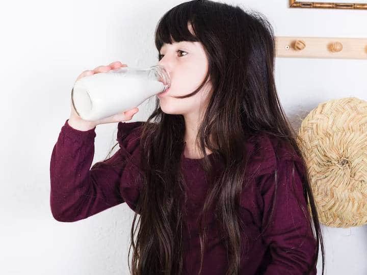 बारिश के मौसम में दूध पीना क्यों सेहत के लिए है जहर, हो सकती है पेट से जुड़ी ये बीमारी
