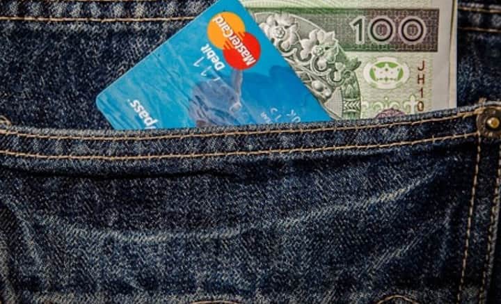 সিংহ রাশির জাতকদের পছন্দ উচ্চমানের। বেছে বেছে সেরা দোকান, সেরা জিনিস চোখে পড়ে এঁদের। নিজের অর্জিত টাকায় দামি জিনিস কেনার মধ্যে প্রশান্তি অনুভব করেন এঁরা।