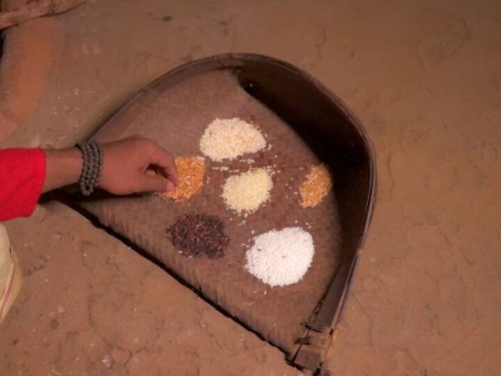 युवा कलाकाराने तांदळापासून विठ्ठलाची प्रतिकृती रेखाटली आहे.