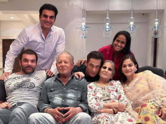 Tiger 3 Salman Khan Shared Family Photo With Fans On Eid 2023 See Pic Here  | Salman Khan Pic: ईद पर पर सलमान खान ने दिया फैंस को बड़ा सरप्राइज, फैमिली  फोटो
