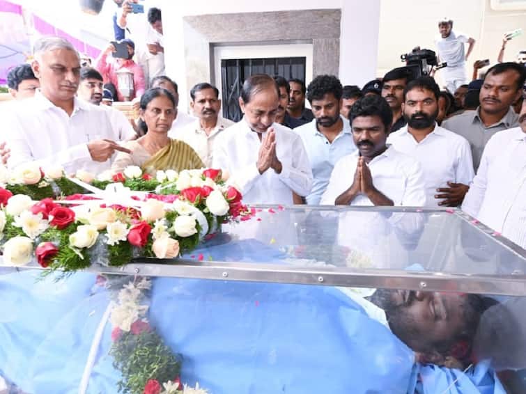 Sai Chand Death CM KCR And Minister KTR Tribute to Singer Sai Chand Sai Chand Death: సాయిచంద్ మృతదేహానికి ప్రముఖల నివాళులు, కన్నీటి పర్యంతమైన సీఎం కేసీఆర్