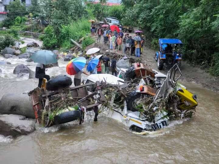 हिमाचल प्रदेश, असम में बारिश की वजह से नदियों का जलस्तर बढ़ गया है. जिसकी वजह से राज्यों में बारिश आफत बनकर बरस रही है.