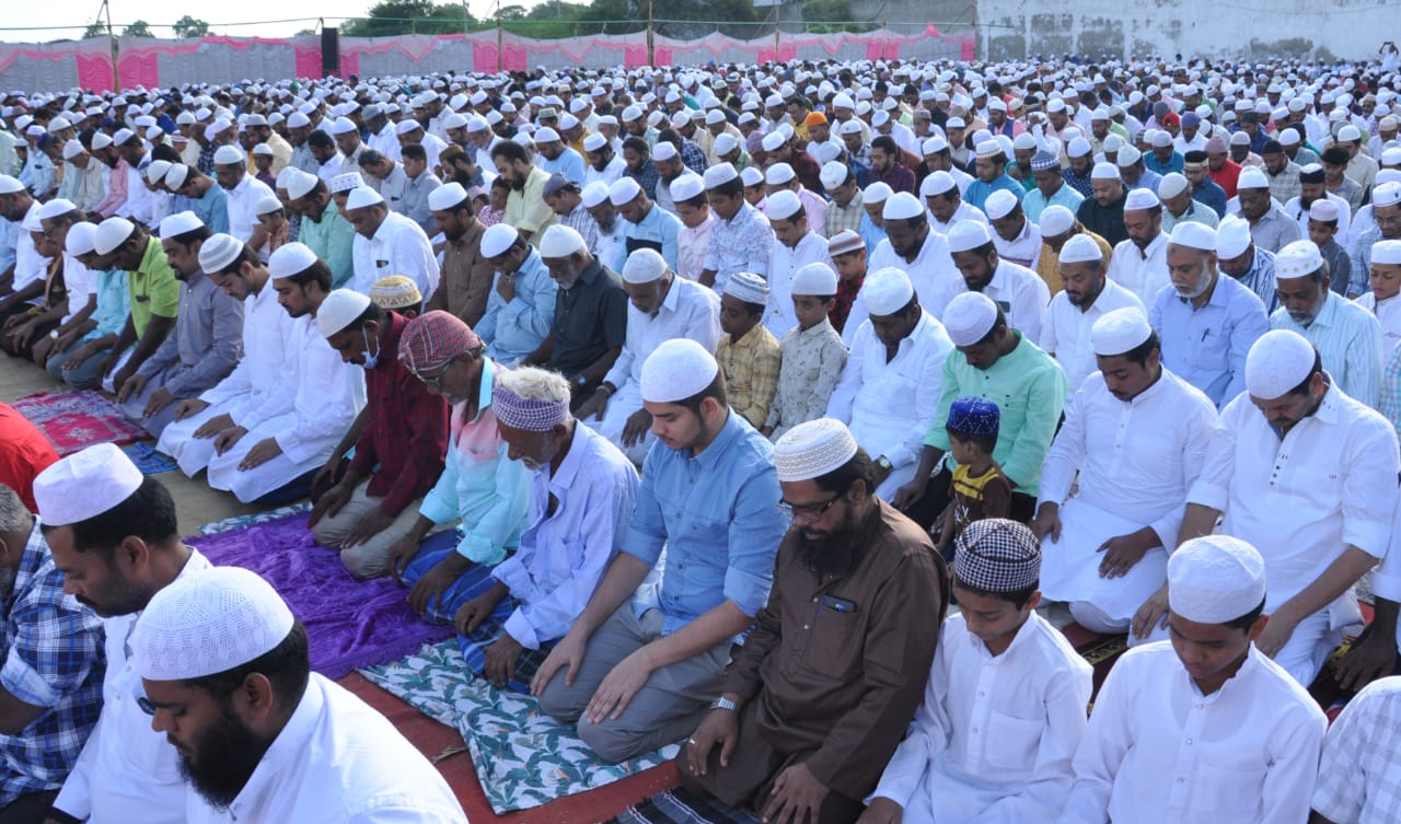 தருமபுரியில் பக்ரீத் பண்டிகையையொட்டி சிறப்பு தொழுகை - ஏராளமான முஸ்லிம்கள் பங்கேற்பு