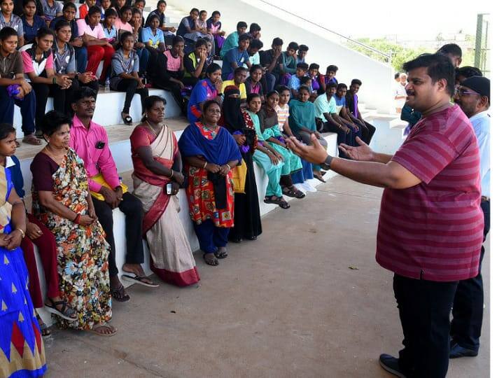 Karur: முதலமைச்சர்  கோப்பை: கரூர் மாவட்ட விளையாட்டு வீரர்களுக்கு டி-சர்ட் வழங்கி ஆட்சியர் வாழ்த்து