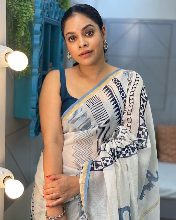 Sumona in a white cotton saree