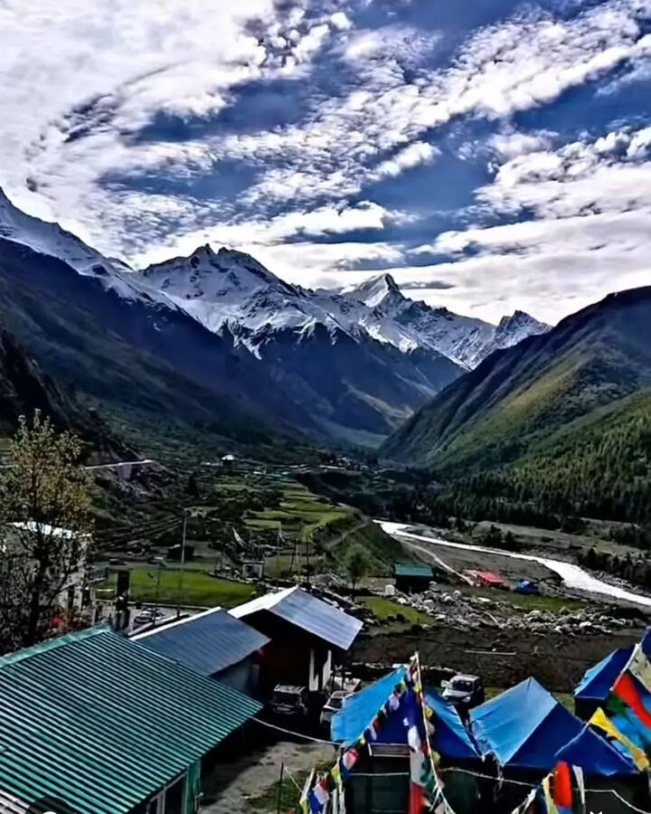 खर्चा कम हो इसके लिए आप डलहौजी पहुंचने पर थोड़ा आउट इलाके में होटल या गेस्ट हाउस में रुके. इन जगहों पर आपको 400 से ₹500 में आसानी से कमरा मिल सकता है.