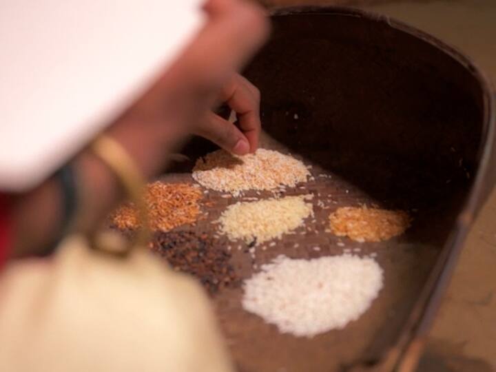 तांदळाला वेगवेगळे रंग येईपर्यंत त्यांनी तांदूळ भाजले.