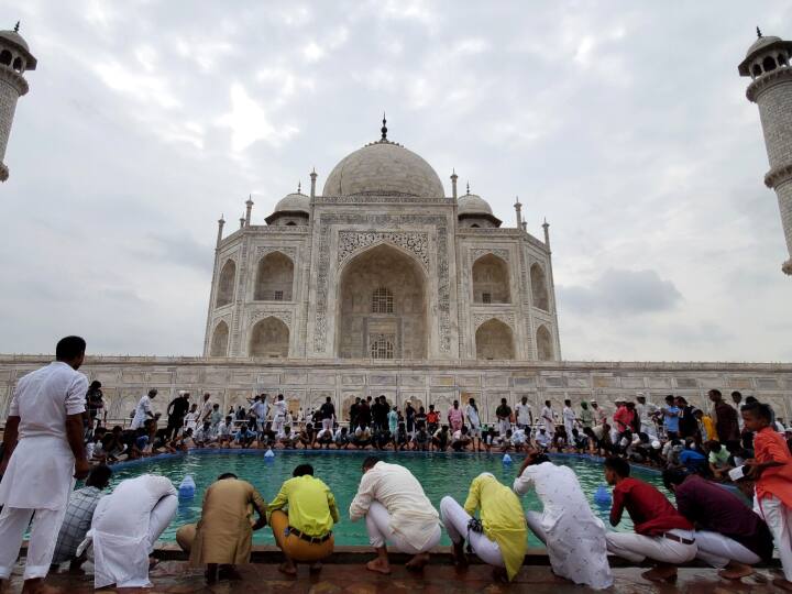 आगरा के ताजमहल में भी आज सुबह ईद-उल-अजहा की नमाज अता की गई. इस दौरान बड़ी संख्या में मुस्लिम समाज के लोग ताजमहल पहुंचे और नमाज पढ़ी.