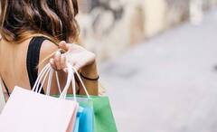 Zodiac Signs: নিজের জন্য হোক বা অন্যকে উপহার, দামি জিনিস কেনার আগে দু’বার ভাবেন না এঁরা