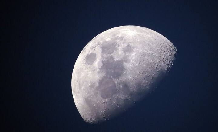 পৃথিবীর এত কাছে অবস্থান। কিন্তু দর্শন মেলে শুধু রাতেই। তবে চাঁদকে ঘিরে কৌতূহলের শেষ নেই। যে কারণে মহাশূন্যের রহস্য উদঘাটন করতে গিয়ে সবার আগে চাঁদের বুকেই পা পড়েছিল মানুষের।