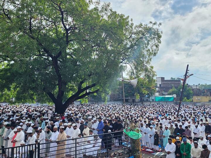 छत्रपती संभाजीनगर शहरातील रोजेबाग येथील ईदगाह मैदानावर मुस्लिम बांधवांनी ईदची नमाज अदा केली.