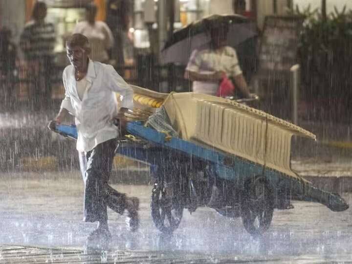 उत्तराखंड में बारिश की नदियों का स्तर लगातार बढ़ रहा है. जिसकी वजह से विभाग ने रेड अलर्ट जारी कर दिया है.