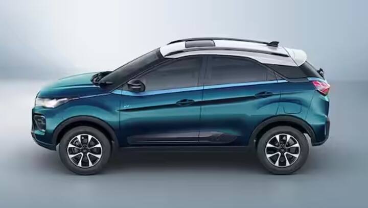 ਇਸ ਸੂਚੀ 'ਚ ਟਾਟਾ ਨੈਕਸਨ ਦਾ ਨਾਂ ਪਹਿਲੇ ਨੰਬਰ 'ਤੇ ਹੈ। ਜਿਸ ਨੂੰ ਕਿਫਾਇਤੀ SUV ਗੱਡੀਆਂ 'ਚ ਗਿਣਿਆ ਜਾ ਸਕਦਾ ਹੈ। ਇਹ ਕਾਰ ਸਬ 4 ਮੀਟਰ ਲੰਬੀ SUV ਹੈ। ਜਿਸ ਨੂੰ 7.80 ਲੱਖ ਰੁਪਏ ਤੋਂ ਲੈ ਕੇ 14.30 ਲੱਖ ਰੁਪਏ ਤੱਕ ਦੀ ਕੀਮਤ 'ਚ ਖਰੀਦਿਆ ਜਾ ਸਕਦਾ ਹੈ। ਇਸ ਦੇ ਨਾਲ ਹੀ ਇਸ ਦੇ XM (S) ਨੂੰ ਇਲੈਕਟ੍ਰਿਕਲੀ ਐਡਜਸਟੇਬਲ ਸਨਰੂਫ ਨਾਲ ਖਰੀਦਿਆ ਜਾ ਸਕਦਾ ਹੈ, ਜਿਸ ਦੀ ਕੀਮਤ 9.50 ਲੱਖ ਰੁਪਏ ਹੈ। ਉੱਚ ਕੀਮਤ ਵਾਲੇ ਵੇਰੀਐਂਟ 'ਚ ਸਨਰੂਫ ਵੀ ਉਪਲਬਧ ਹੈ।