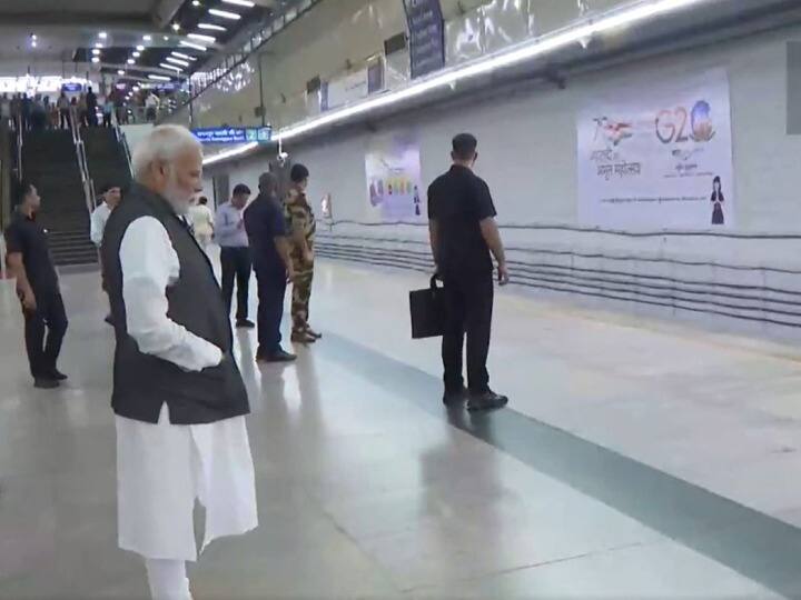 प्रधानमंत्री नरेंद्र मोदी ने दिल्ली विश्वविद्यालय के शताब्दी समारोह में शामिल होने के लिए मेट्रो से यात्रा किया.
