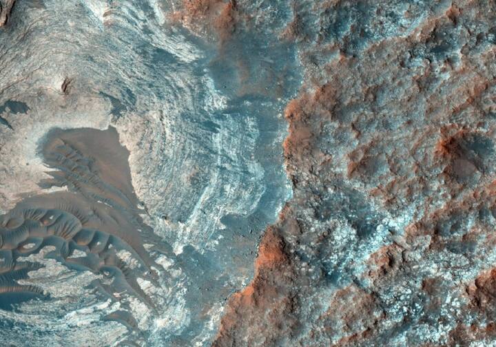 વૈજ્ઞાનિકોએ કહ્યું છે કે એવરેસ્ટ કરતા 3-4 ગણા ઊંચા શિખરો ધરાવતા પર્વતો પૃથ્વીની અંદર ઊંડે મળી આવ્યા છે. આ પર્વતો પૃથ્વીના કોર અને આવરણ વચ્ચેની સીમામાં જોવા મળ્યા છે.