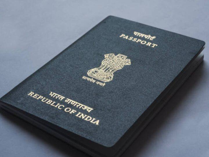 कई बार लोग सवाल करते हैं कि अगर उनके पासपोर्ट का कोई पन्ना गीला हो जाए या उस पर कोई तरल पदार्थ गिर जाए तो क्या करना चाहिए. आपको बता दें अगर आपके साथ कभी ऐसा हो तो उस पन्ने को भूल कर भी फाड़ने की गलती ना करें. बल्कि अपने नजदीकी पासपोर्ट ऑफिस जा कर नए पासपोर्ट के लिए आवेदन करें.