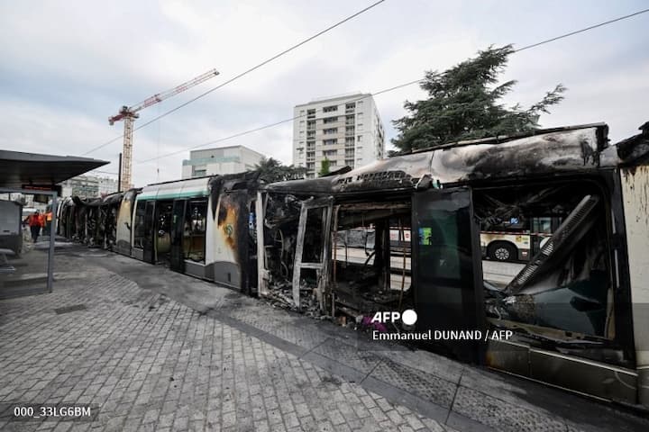 फ्रान्समध्ये गेल्या 48 तासांमध्ये जे घडलंय, ते पाहिलं तर एक गोष्ट लक्षात येईल, की ठिणगी पडली की वणवा पेटतोच. (Photo Credit - AFP Emmanuel Dunand/AFP)