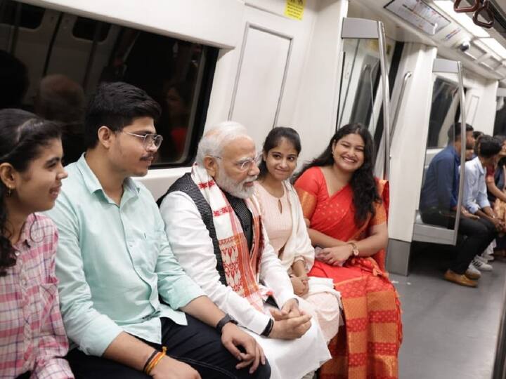 PM Modi in Delhi Metro: ప్రధాని నరేంద్ర మోదీ ఢిల్లీ మెట్రోలో ప్రయాణించారు. ఈక్రమంలోనే ప్రయాణికులతో మాట్లాడారు. ఇదే విషయాన్ని ట్విట్టర్ వేదికగా చెబుతూ.. చాలా సంతోషంగా అనిపించిందని వివరించారు.