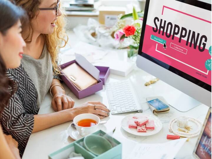 बेंगलुरु के लोग ई-कॉमर्स वेबसाइट पर प्रति सप्ताह औसतन 4 घंटे और 2 मिनट का सबसे अधिक समय बिताते हैं. स्टडी में ये भी पता लगा कि गुवाहाटी, कोयम्बटूर और लखनऊ जैसे टियर II शहरों की भी ऑनलाइन शॉपिंग में महत्वपूर्ण भागीदारी है और इन शहरों के लोग औसतन प्रति सप्ताह लगभग 2 घंटे और 25 मिनट ऑनलाइन शॉपिंग में बिताते हैं जो उनकी आय का लगभग 16 प्रतिशत है.