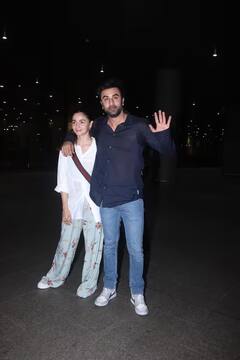 Ranbir Kapoor-Alia Bhatt Pics: બોલિવૂડનું આ ક્યૂટ કપલ એરપોર્ટ પર થયું સ્પોટ, આપ્યા શાનદાર પોઝ