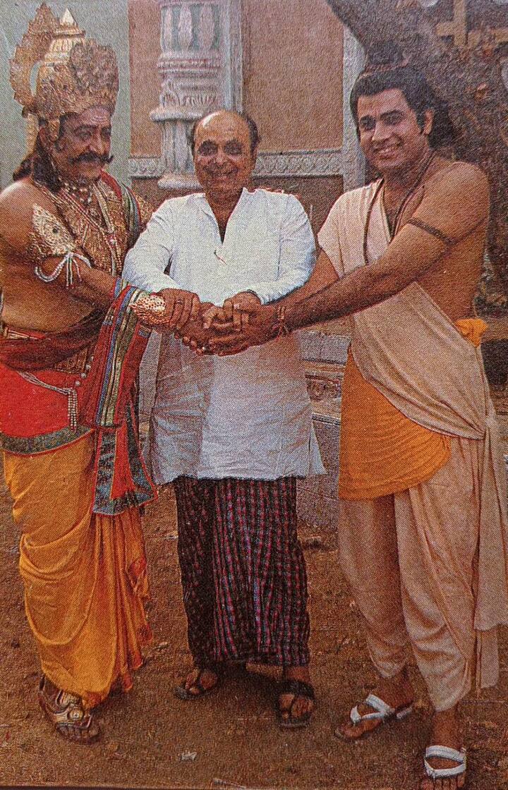 दरअसल, इस किस्से को लेकर अरविंद त्रिवेदी हमेशा से ही सेंसेटिव रहे हैं. 70 के दशक की एक फिल्म 'हम तेरे आशिक हैं' में अरविंद त्रिवेदी हेमा मालिनी के कोस्टार थे. इस बीच स्क्रिप्ट में एक सीन था जिसमें अरविंद को हेमा मालिनी को एक तमाचा मारना था.