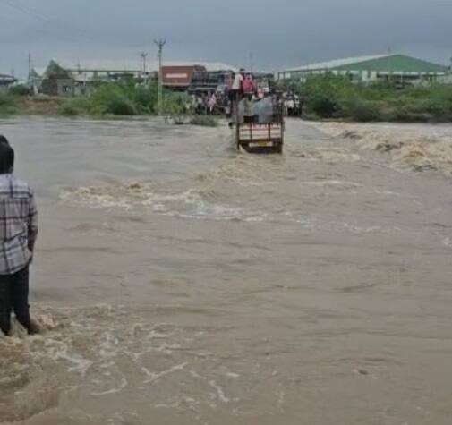 Nine people were trapped in a bolera while crossing a river in Modavadar, Anjar, Kutch Kutch: નદી પાર કરી રહ્યા હતા નવ લોકો અને અધવચ્ચે બોલેરો બંધ થતાં....