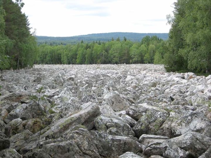Stone river of russia Stones flow instead of water in this river interesting fact ये है वो नदी, जिसमें पानी की जगह होते हैं पत्थर, जानिए कहां बहती है ये अनोखी स्टोन रिवर