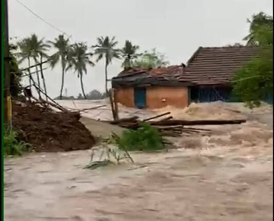 Gujarat Rain PHOTO: જૂનાગઢ જિલ્લાના વિસાવદર પંથકમાં ધોધમાર વરસાદ વરસ્યો છે. જેને લઈને આંબાજળ ડેમ ઓવરફ્લો થયો છે. ડેમના બે દરવાજા ત્રણ ફૂટ ખોલવામાં આવ્યા છે.