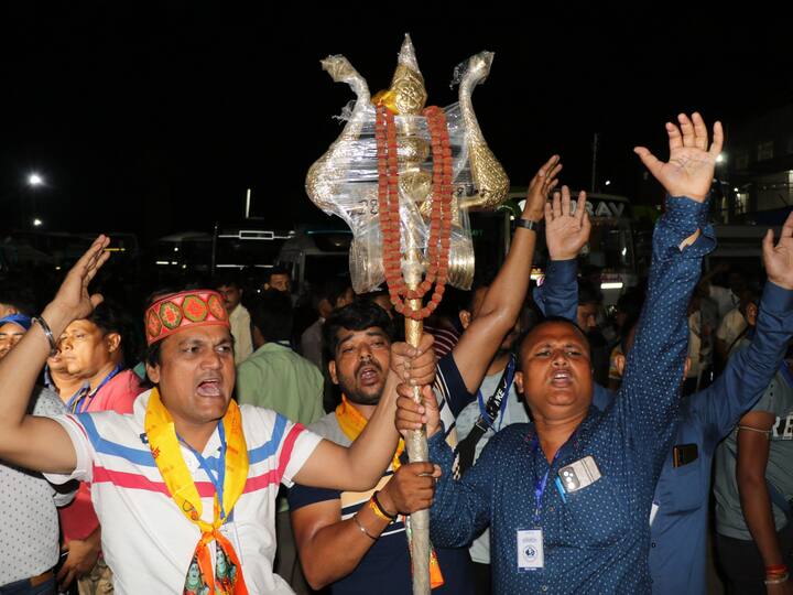 Pilgrims board the bus as the first batch of pilgrims leaves for the Amarnath Yatra 2023 on Friday morning. (Source: PTI)