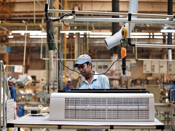 नियमित रखरखाव: बारिश के मौसम में, अपने एयर कंडीशनर की नियमित जांच कराएं और उसके कामकाज में कोई दिक्कत नहीं होने दें. अगर आपको लगता है कि कोई समस्या है, तो एक प्रशिक्षित तकनीशियन को बुलाएं और इसे सही कराएं.
