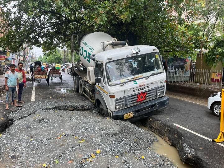 यह तस्वीर बोरिंग केनाल रोड की है, जहां नव निर्माण सड़क पहली बारिश में ही जवाब दे दिया और सड़क धंसने से डंपर ट्रक फंस गया.