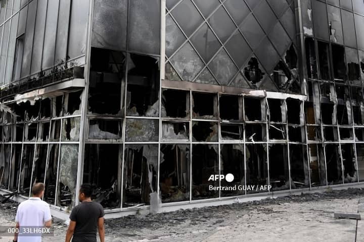 ट्रॅफिक सिग्नलवर थांबण्यात अयशस्वी झाल्यानंतर फ्रान्सची राजधानी पॅरिसच्या उपनगरातील नॅनटेरे येथे मंगळवारी 17 वर्षीय नहेल या मुलाला पोलिसांनी गोळ्या घातल्या. (Photo Credit - AFP Emmanuel Dunand/AFP)