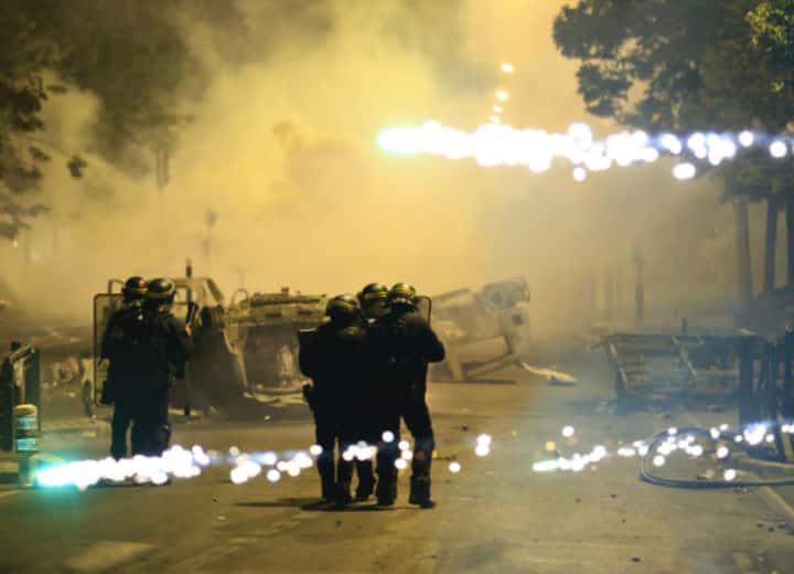 France Unrest: फ्रांस में हिंसा के बीच राष्ट्रपति मैक्रों ने बुलाई बैठक, कहा- 'व्यवस्था बहाल करना सरकार की प्राथमिकता'