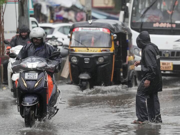 Maharashtra Rain news Orange alert for rain in Mumbai  Mumbai Rain : मुंबईत पावसाचा ऑरेंज अलर्ट, आज अतिमुसळधार पावसाची शक्यता; समुद्रातही उंच लाटा येण्याचा इशारा