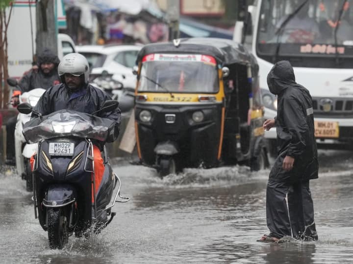 मुंबई में मध्यम से भारी बारिश जारी रहने के कारण शुक्रवार को सुबह जगह-जगह जलजमाव होने से सड़क यातायात प्रभावित हुआ और स्थानीय ट्रेन सेवाएं कुछ हद तक धीमी हो गईं.