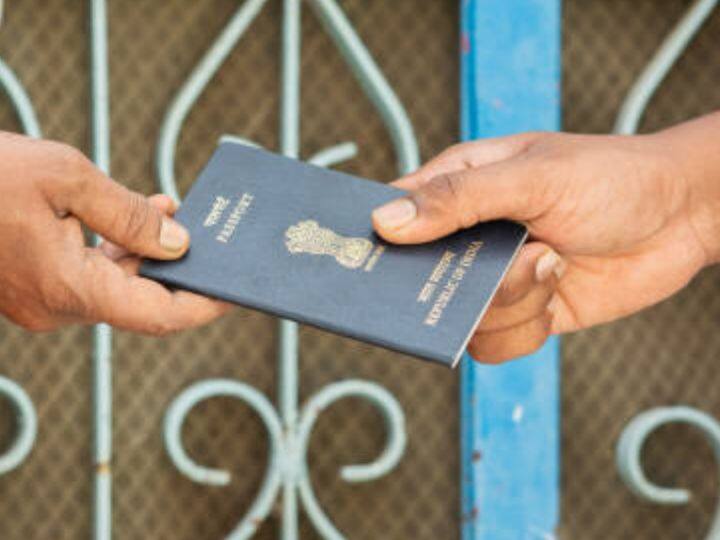 गलती से भी अगर आपने अपने पासपोर्ट को मोड़ दिया और उसकी वजह से उसमें लिखी जानकारी मिट गई तो आपका पासपोर्ट अमान्य हो जाएगा.